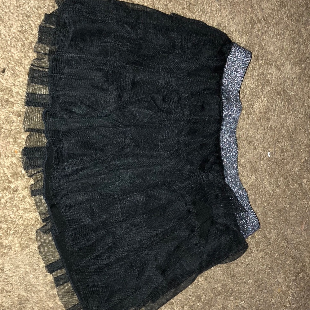 A cute black skirt for girls!